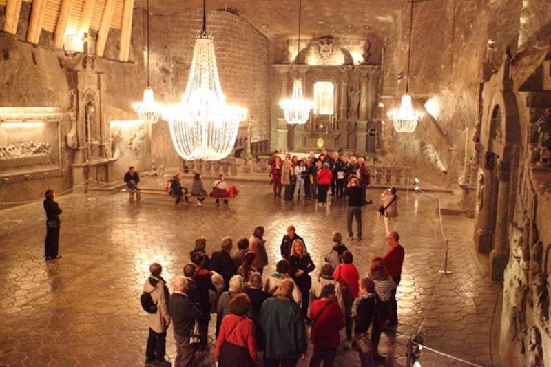 Kingan kappeli Wieliczkan suolakaivoksessa. Kaikki on suolasta - kristallikruunutkin.