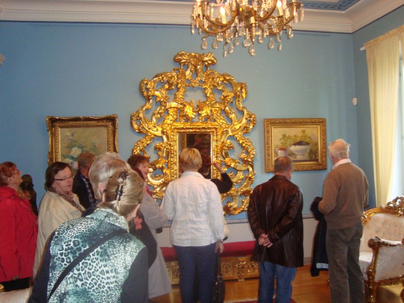 Moision kartanon miesten huone taustalla venäläinen peili